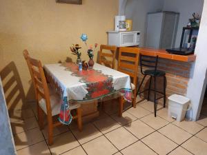 uma cozinha com mesa e cadeiras com mesa e mesa em Hospedajes Tomas Wilson MX em Cidade do México