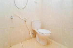 e bagno con servizi igienici e doccia. di RedLiving Apartemen Green Lake View Cimanggis - WIN Property a Depok