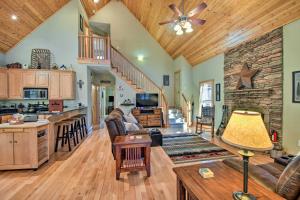 uma cozinha e sala de estar com uma parede de pedra em Dahlonega Cabin with Hot Tub, 4 Mi to Downtown! em Dahlonega