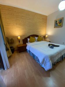 sypialnia z dużym łóżkiem z żółtymi poduszkami w obiekcie Kost Studio 62 w mieście Depok