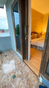 pokój z łóżkiem i drzwiami z oknem w obiekcie Kost Studio 62 w mieście Depok