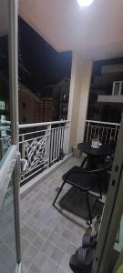 einen Balkon mit einem Tisch und einem Tisch auf dem Balkon in der Unterkunft Rochester Condo in Manila