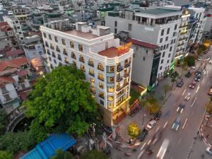 een uitzicht op een gebouw in een stad bij Reyna Luxury Hotel in Hanoi