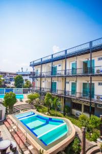 eine Aussicht auf den Pool vor einem Gebäude in der Unterkunft Prince Hotel Chiang Mai in Chiang Mai