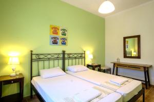 KanálionにあるCasa Biancaのベッドルーム1室(白いシーツと鏡付きのベッド1台付)