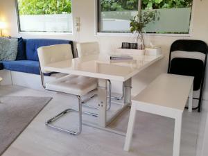 Gallery image of Stacaravan op 5 Sterren Vakantiepark De Kuilart Friesland aan het Meer met Zwembad 5P 237 in Koudum +28 photos