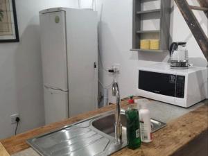 Кухня или кухненски бокс в LionsGate Self-Catering Accommodation