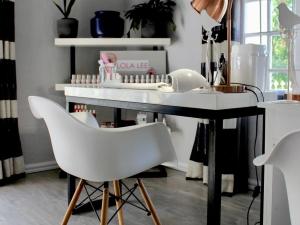 a white table with white chairs in a room at LionsGate Self-Catering Accommodation in Dargle