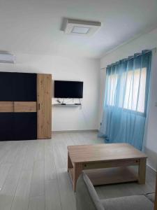 TV a/nebo společenská místnost v ubytování Villa Cap Marine
