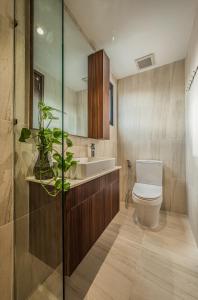 een badkamer met een toilet en een wastafel bij Stockholm Apartment in Ho Chi Minh-stad