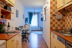 cocina con encimera y comedor en Romantic Studio secret garden, en Budapest