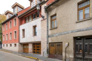 un viejo edificio de ladrillo en una esquina de la calle en Romantic Studio secret garden, en Budapest