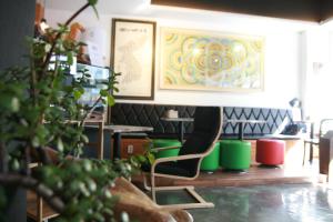 Area tempat duduk di Ekonomy Hotel