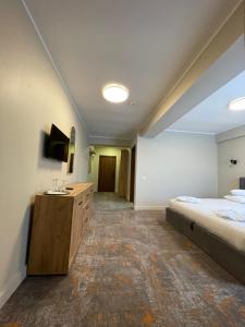 TV a/nebo společenská místnost v ubytování Hotel City