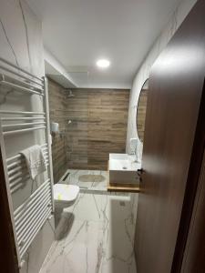 Koupelna v ubytování Hotel City + 32 fotografií
