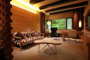 Niseko Northern Resort, An'nupuri في نيسيكو: غرفة معيشة مع أريكة وطاولة وكراسي