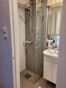Bathroom sa TapiolaSky: airy, bright, great bed and spacious - close to Aalto campus and Tapiola center