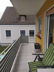 a balcony with two chairs and a grill at Sankt Goar EG, Schön gelegene Ferienwohnung in Sankt Goar