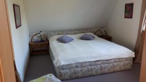 Un dormitorio con una cama con almohadas azules. en Ferienwohnung Steingraf, en Cuxhaven