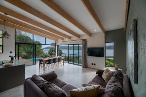 TV a/nebo společenská místnost v ubytování Knysna Lagoon Views in Style with Solar Backup