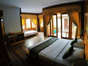 una camera con un grande letto di Gili Smile Bungalow a Gili Trawangan