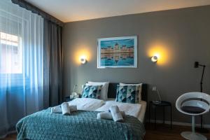 sypialnia z łóżkiem z dwoma misiami w obiekcie Home sweet Home w Budapeszcie