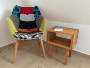 einem Stuhl neben einem Tisch mit einer Decke in der Unterkunft Ferienhaus Segelbär in Hooksiel