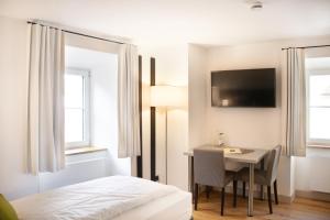 una camera d'albergo con tavolo e letto di MO Hotel by WMM Hotels a Ingolstadt