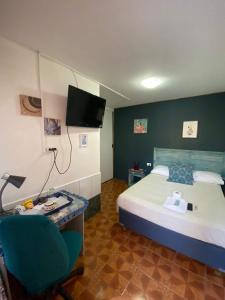 Schlafzimmer mit einem Bett, einem Schreibtisch und einem TV in der Unterkunft Anyrcoy in Viña del Mar