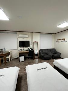 Tempat tidur dalam kamar di Ekonomy Hotel