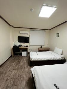 Tempat tidur dalam kamar di Ekonomy Hotel
