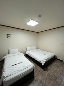 Tempat tidur dalam kamar di Ekonomy Hotel