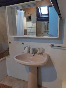 W łazience znajduje się umywalka i lustro. w obiekcie maison village 4 chambres 30 minutes du zoo de beauval w mieście Saint-Cyran-du-Jambot