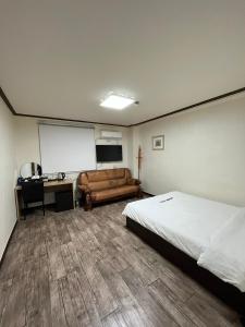 Tempat tidur dalam kamar di Ekonomy Hotel