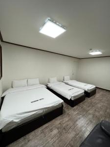 Tempat tidur dalam kamar di Ekonomy Hotel