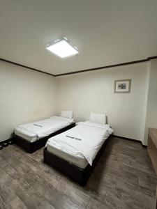 Tempat tidur dalam kamar di Ekonomy Hotel