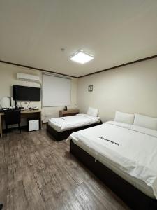 Tempat tidur dalam kamar di Ekonomy Hotel