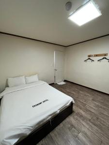 Tempat tidur dalam kamar di Ekonomy Hotel