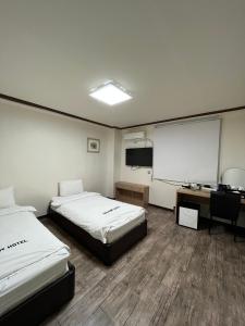 Tempat tidur dalam kamar di Ekonomy Hotel