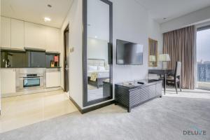 Kuchyň nebo kuchyňský kout v ubytování Upscale Studio at The Address Residences Dubai Marina by Deluxe Holiday Homes