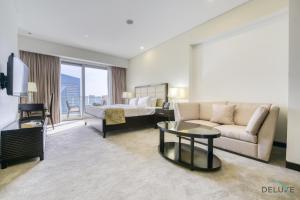 TV a/nebo společenská místnost v ubytování Upscale Studio at The Address Residences Dubai Marina by Deluxe Holiday Homes