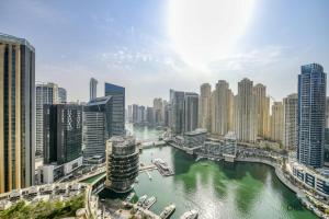 Nespecifikovaný výhled na destinaci Dubaj nebo výhled na město při pohledu z apartmánu