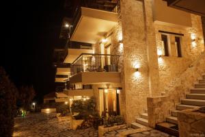 um edifício à noite com escadas e luzes em Villas Lirtzis em Taxiarchis