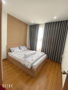 1 dormitorio con 1 cama grande y ventana en Căn hộ du lịch Quy Nhơn giá rẻ-view biển 7, en Quy Nhon