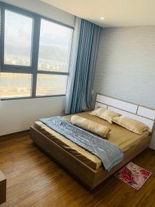 1 dormitorio con 1 cama y ventana grande en Căn hộ du lịch Quy Nhơn giá rẻ-view biển 7, en Quy Nhon