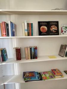 a book shelf filled with lots of books at Maison 4 personnes dans village Cœur du perche avec toutes commodités Mini 2jours in Condé-sur-Huisne