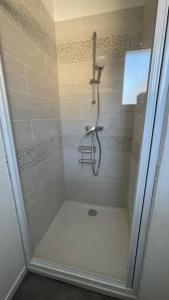 a shower with a glass door in a bathroom at Maison 4 personnes dans village Cœur du perche avec toutes commodités Mini 2jours in Condé-sur-Huisne