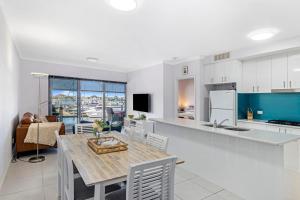 Una cocina o cocineta en Marina View Port Geographe with WiFi
