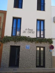 a building with a sign that reads la terro at La Posada del Teatro H Boutique Aparcamiento gratuito in Merida