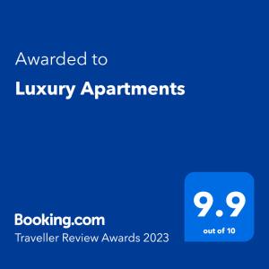 um sinal azul com o texto atribuído a apartamentos de luxo em Luxury Apartments em Bacau